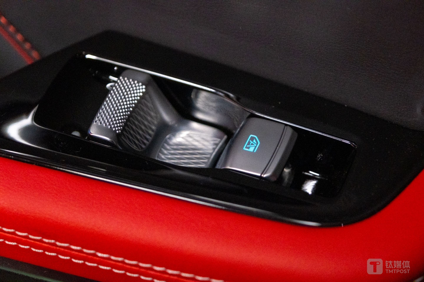 后排的座椅调节按键