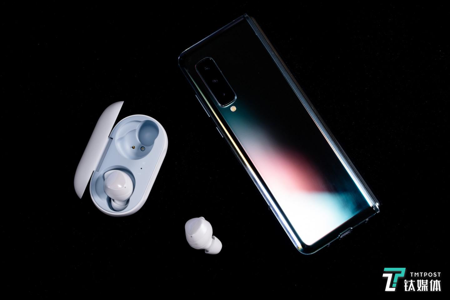 背面依旧配有三摄