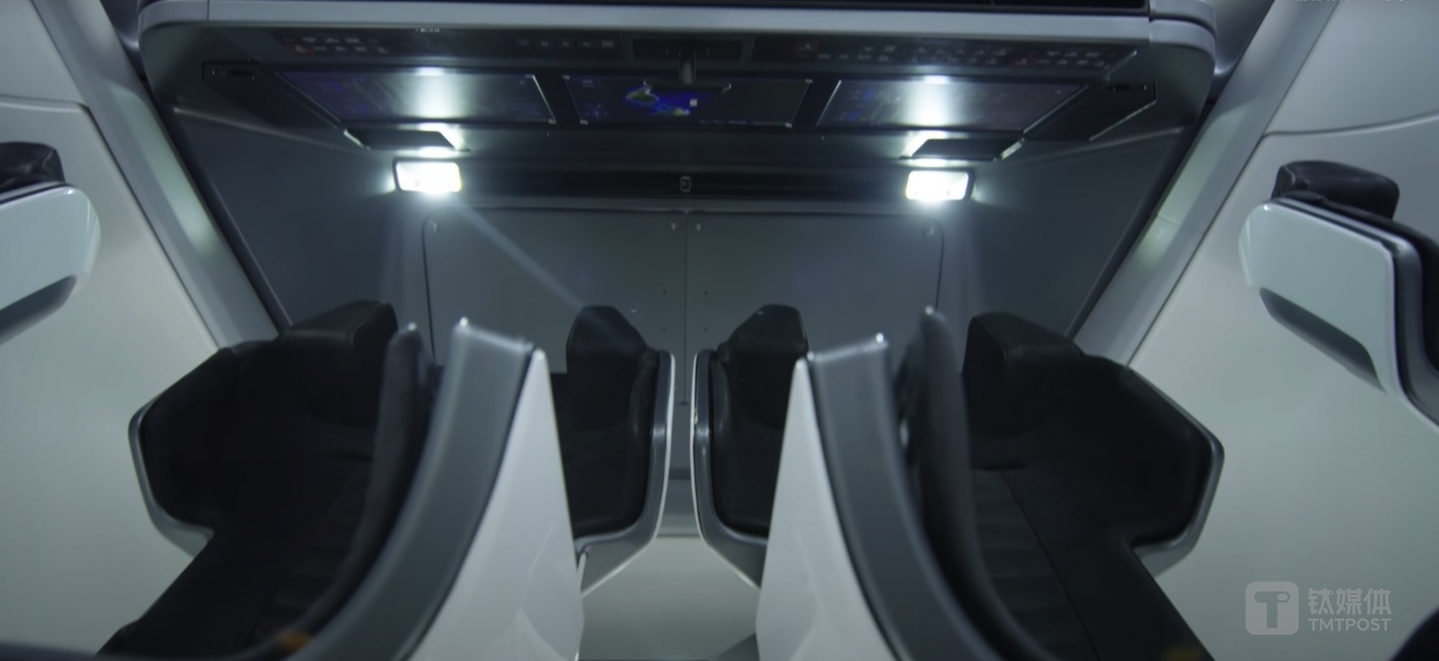 SpaceX官网提供的龙飞船内部图