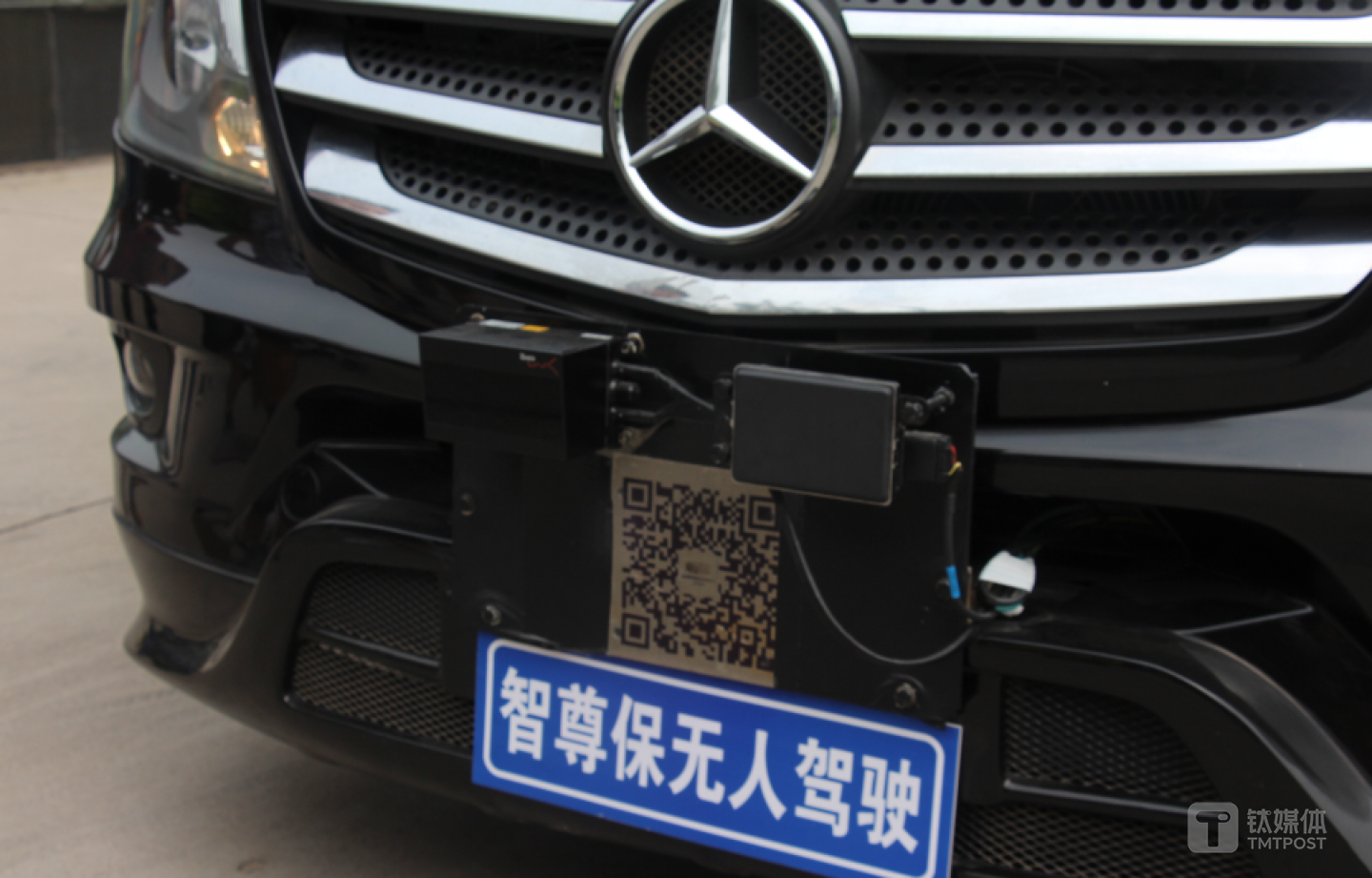 车辆前保险杠处的激光雷达和毫米波雷达