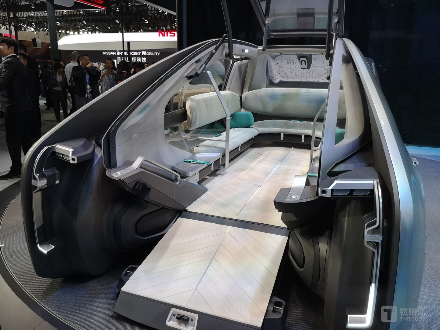 环形沙发设计，可乘坐6名乘客