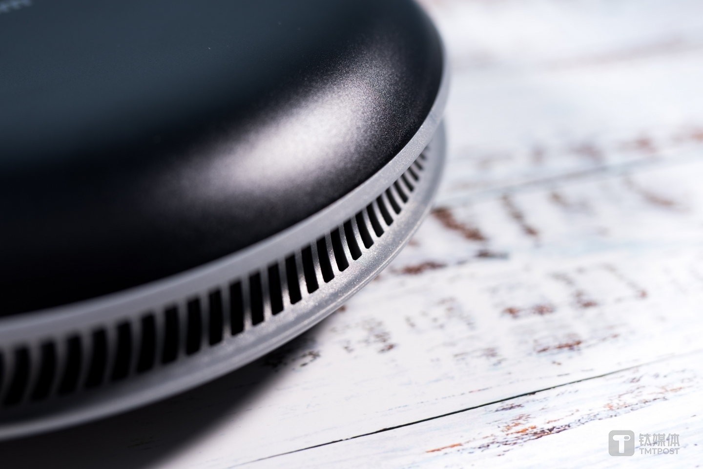 机身厚度10.3厘米，比较薄