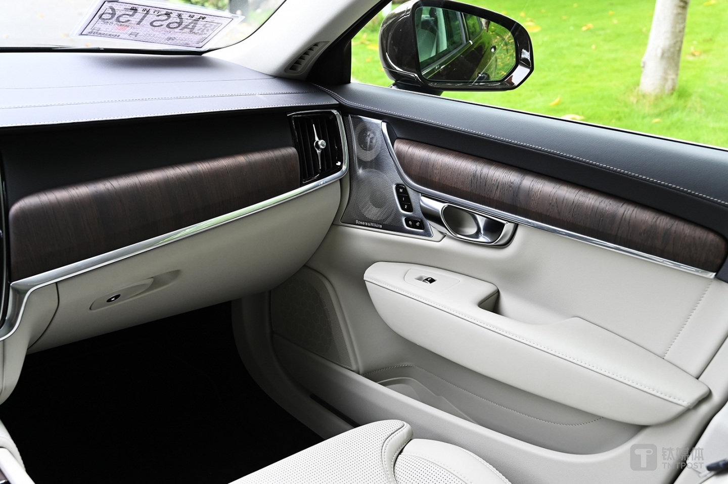 内饰采用极寒地区原木饰条