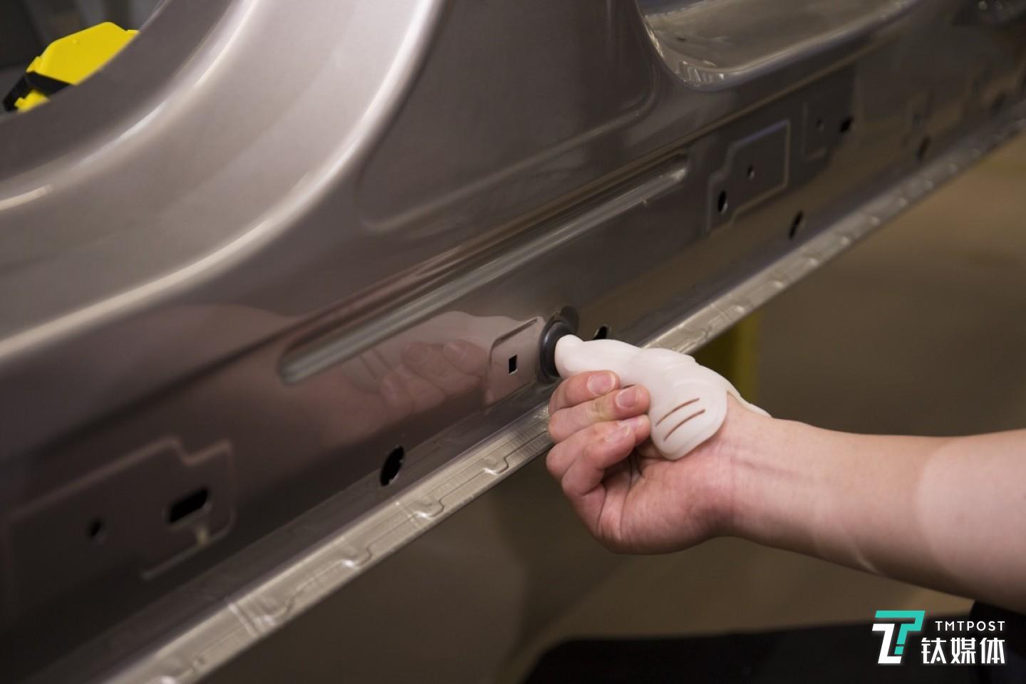 在华晨宝马总装车间，3D打印快速定制拇指保护套