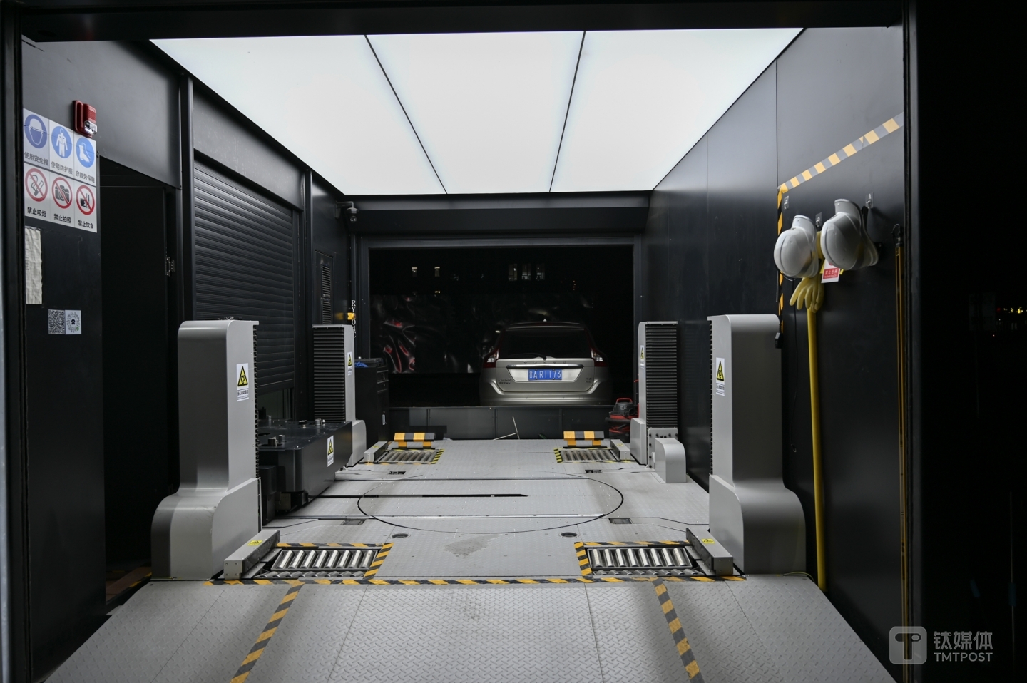 蔚来换电站内部