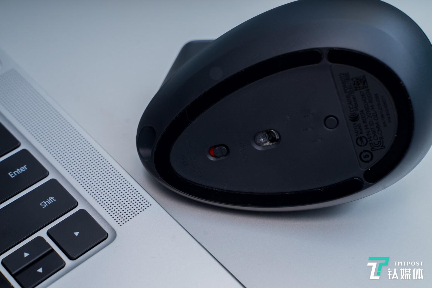 底部有开关和蓝牙设备切换按键