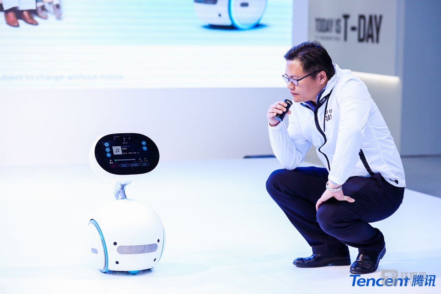 与腾讯小微合作的机器人-Alpha Ebot