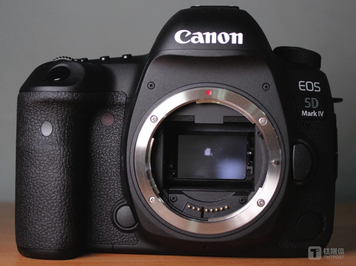 佳能EOS系列单反相机采用的EF卡口