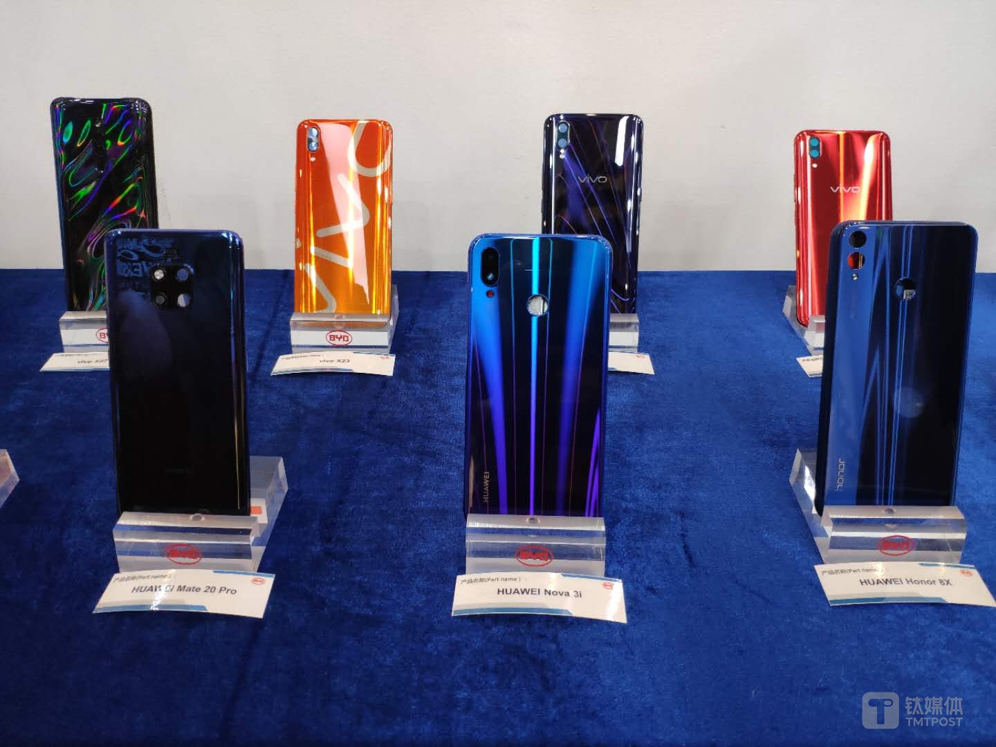 各种色彩和工艺的手机后壳