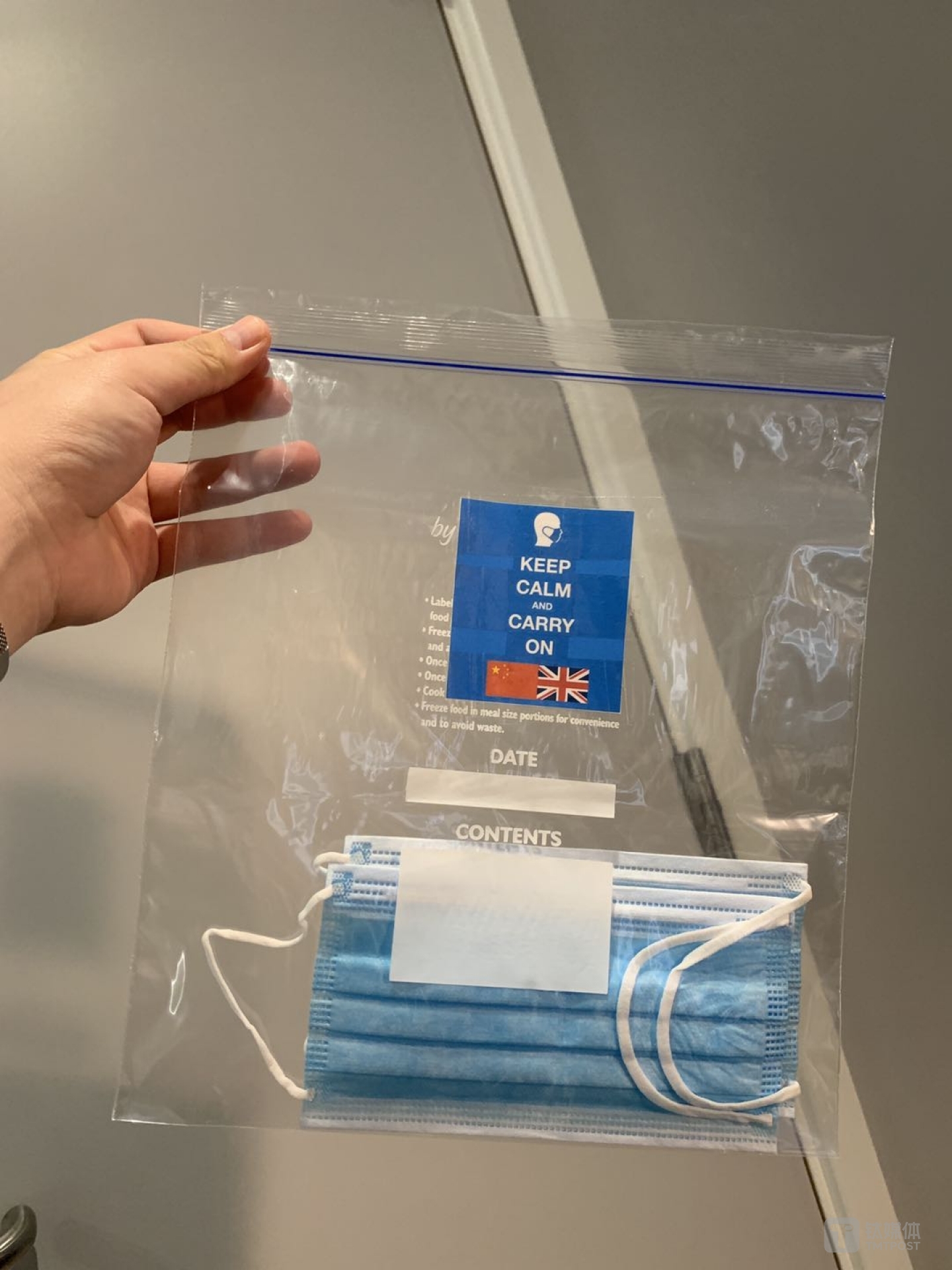 郑东和同学们给街边没有防护用品的流浪汉发的&ldquo;口罩包&rdquo;，每袋口罩包里面有三个口罩