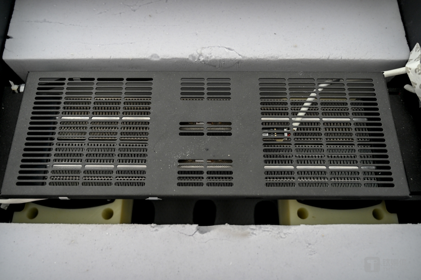 可以看到里面的两个扬声器单元