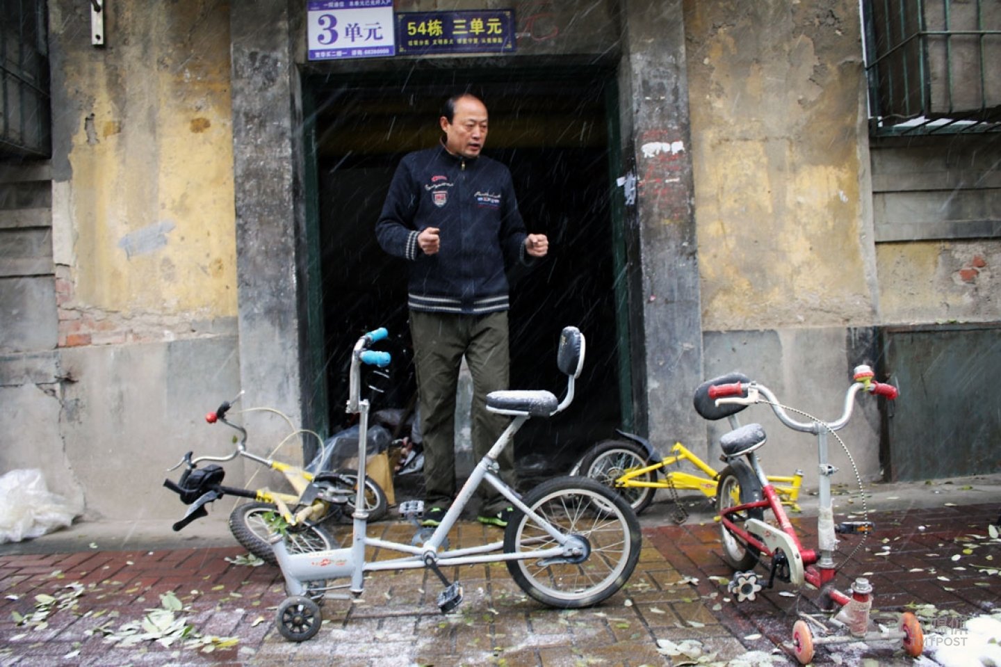 他说,自己有时候为了几个数据,会把小库房里的车翻出来量一量,对于现在的状况,他说,只要地球上还有趴着骑车的人,就是他的失败,他希望尽快找到投资,去实现自己对自行车的追求。