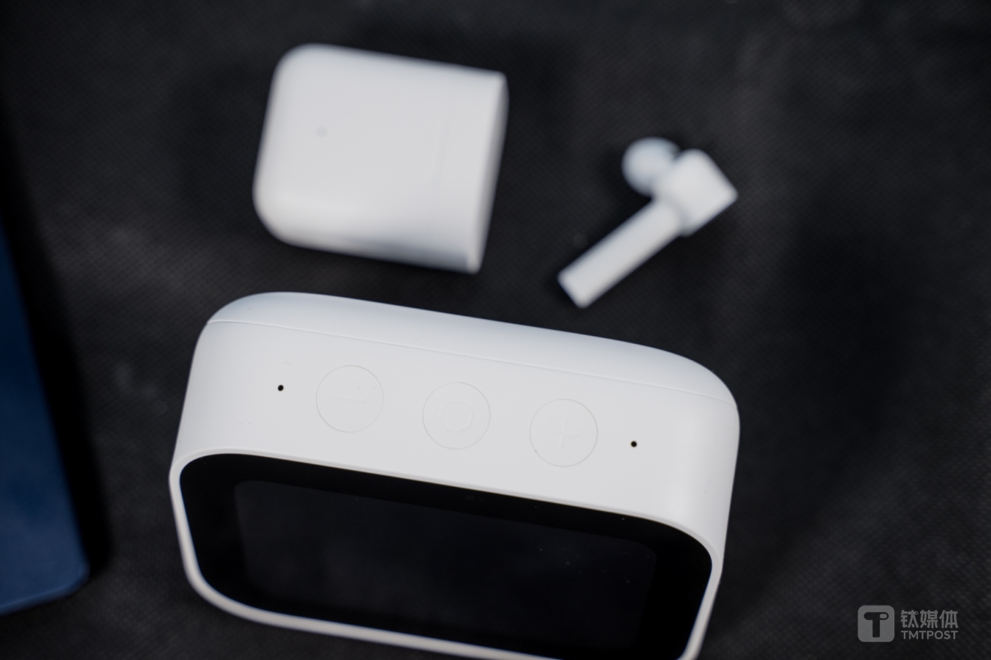 顶部有三颗物理按键和两个麦克风