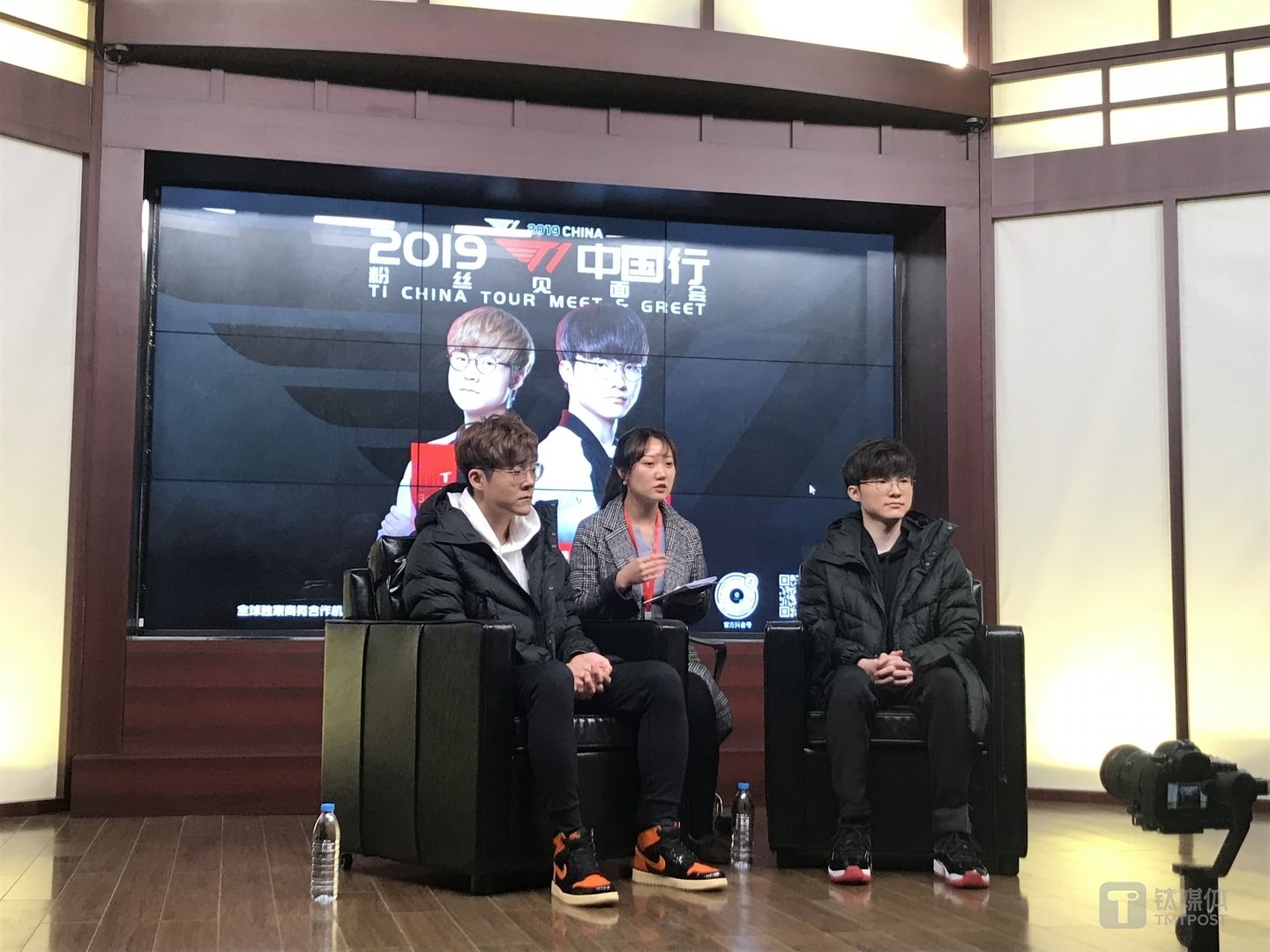 接受钛媒体群访的Teddy和Faker,中间是翻译小姐姐