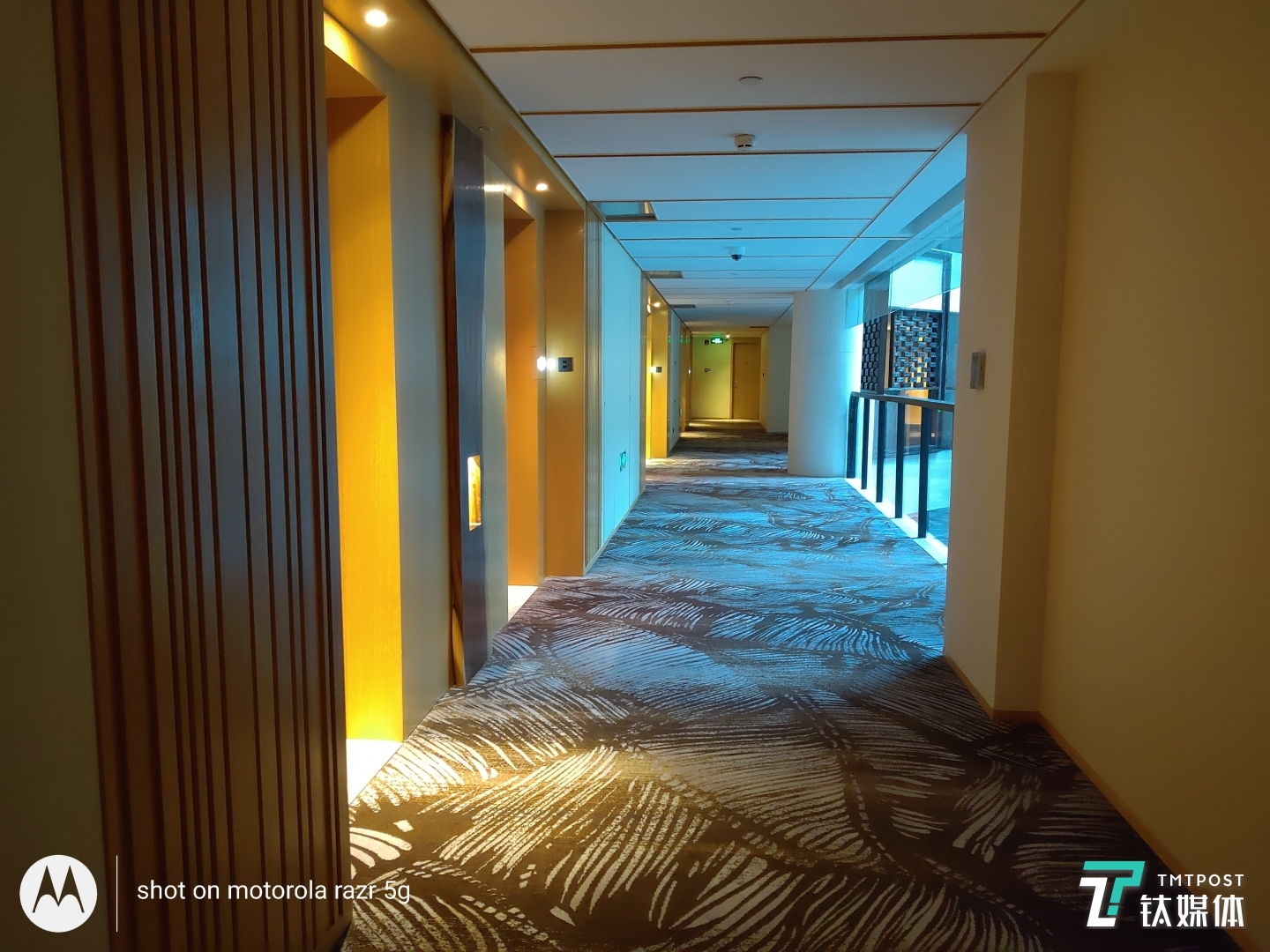 moto razr 5G-暗光样张