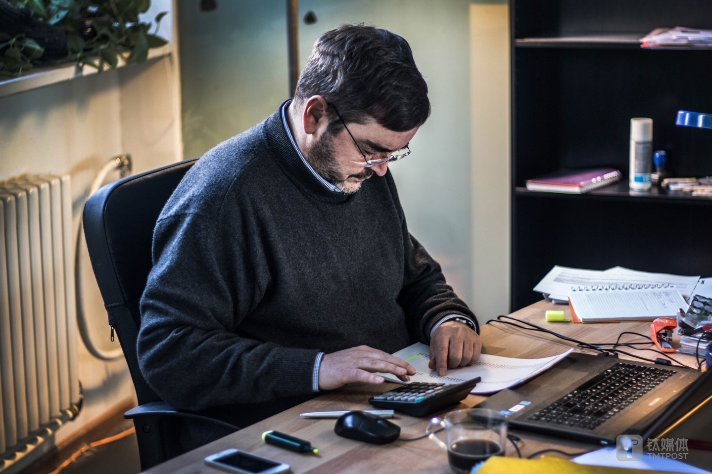 優(yōu)恪一年的檢測費用預算達到一千萬人民幣，“成本相對較高，比如檢測一臺空氣凈化器需要一萬歐元”。對于這些費用支出的統(tǒng)計，托馬斯習慣用計算器來完成，“我們還在摸索階段，項目里的一切都是全新的嘗試，如果我用計算器，就能對這些數據了然于胸，有利于總結經驗”。