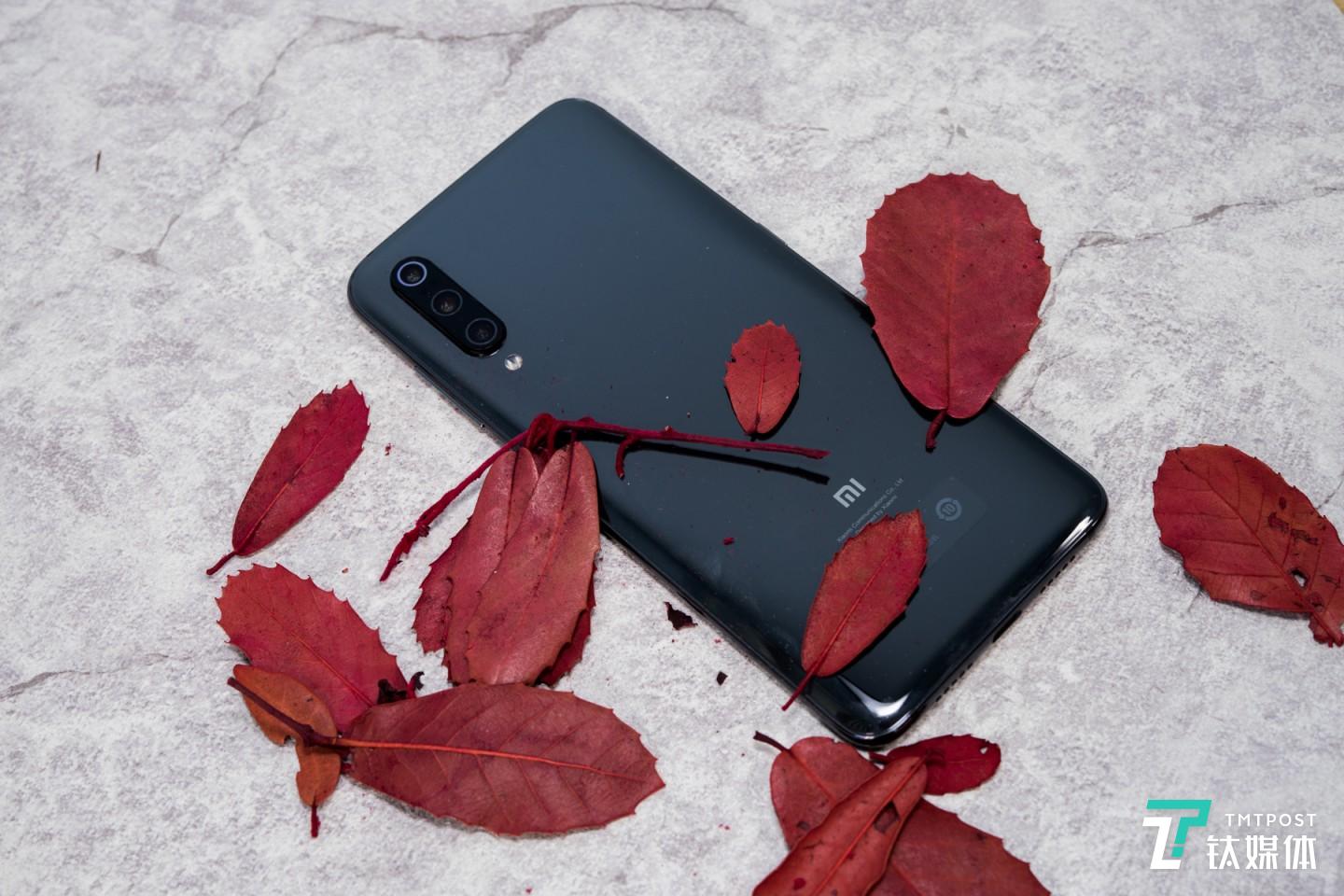 后盖的灰色比较耐看，适合男生