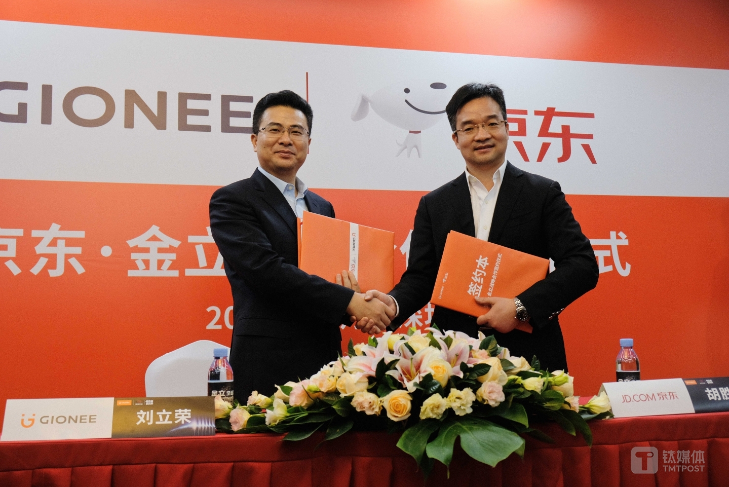 刘立荣（左）与胡胜利（右）签署合作协议