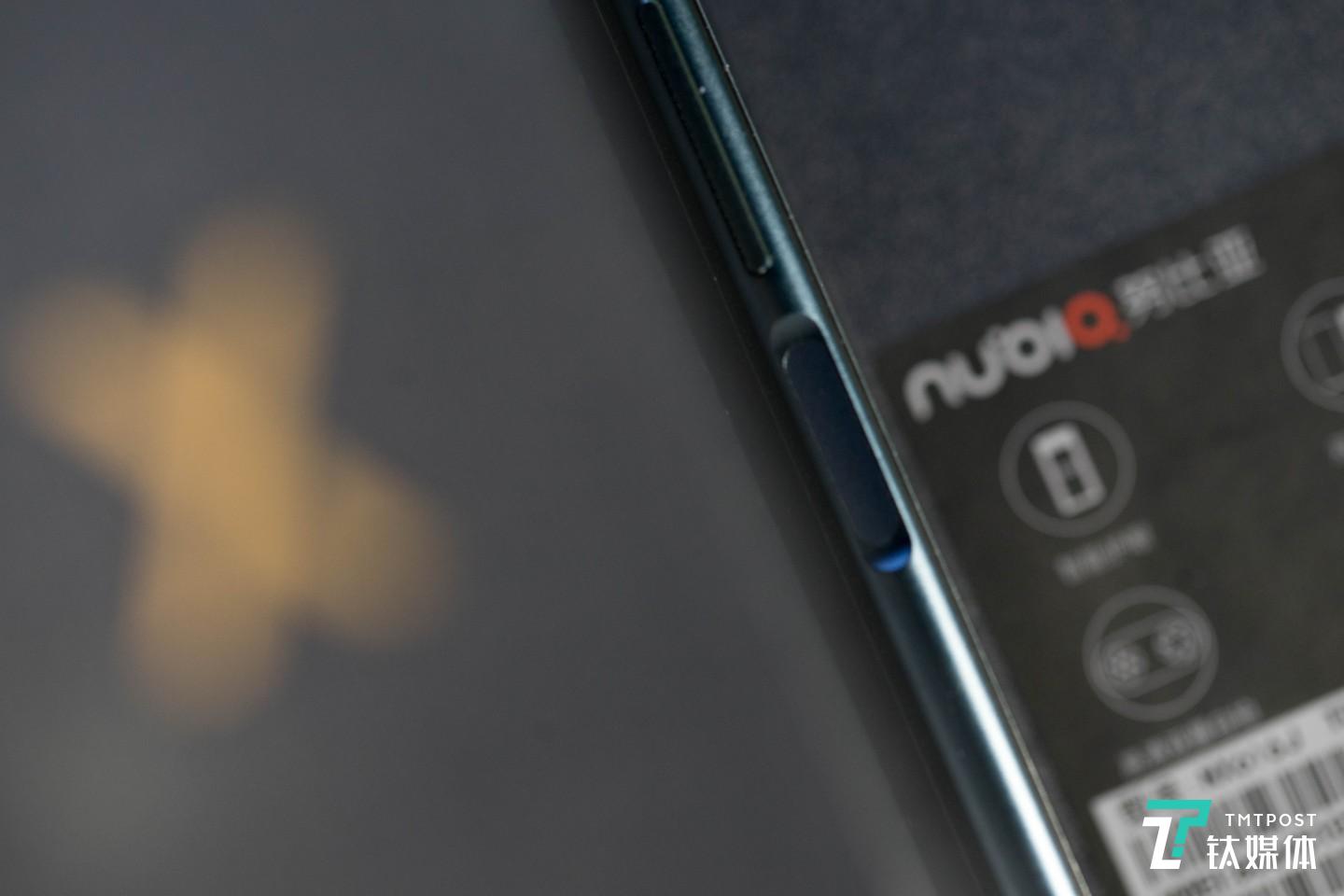 指纹识别位于两侧