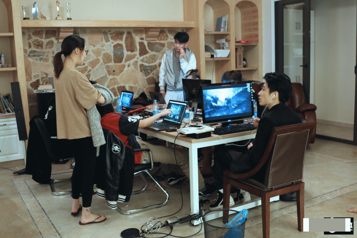 Playing LOL and The Battle of Three Kingdoms is a shared hobby among most people at the office. So after work they stayed for a couple rounds before leaving. Xu Ke would always be around and watch them play.