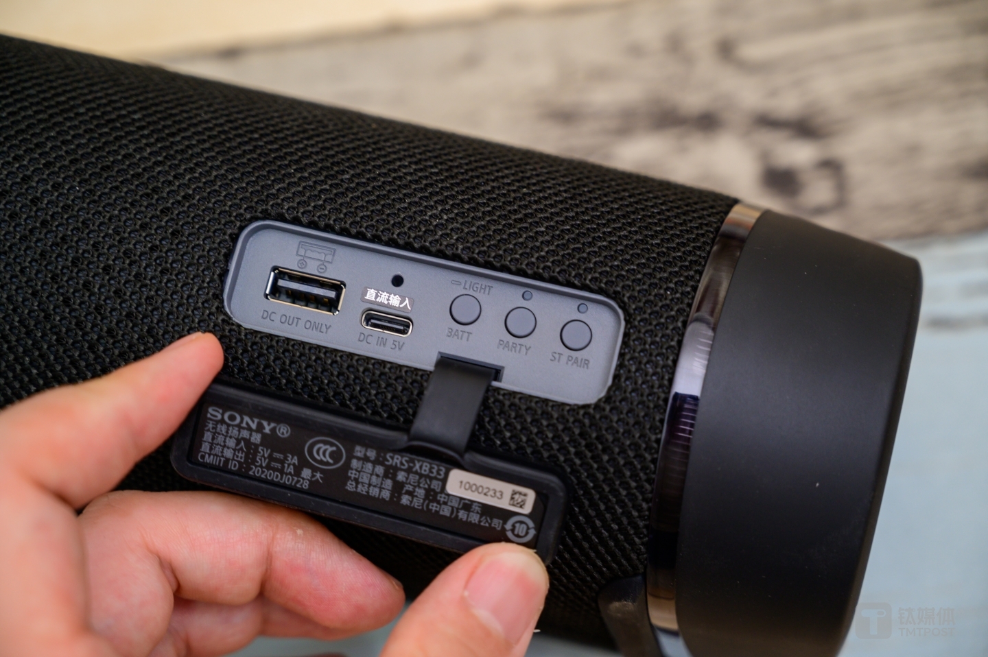 机身背部充电以及额外功能按键