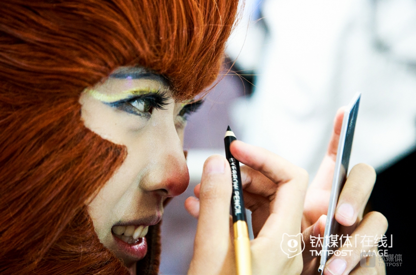 After going to college in Beijing, Lusan became a professional coser. In the above picture, she was the dressing up like the character Great Monkey King. When her roommates were not in the dorm and she received a new set of clothes, she would dress up and practice. Generally, it took her an hour and a half to dress up.