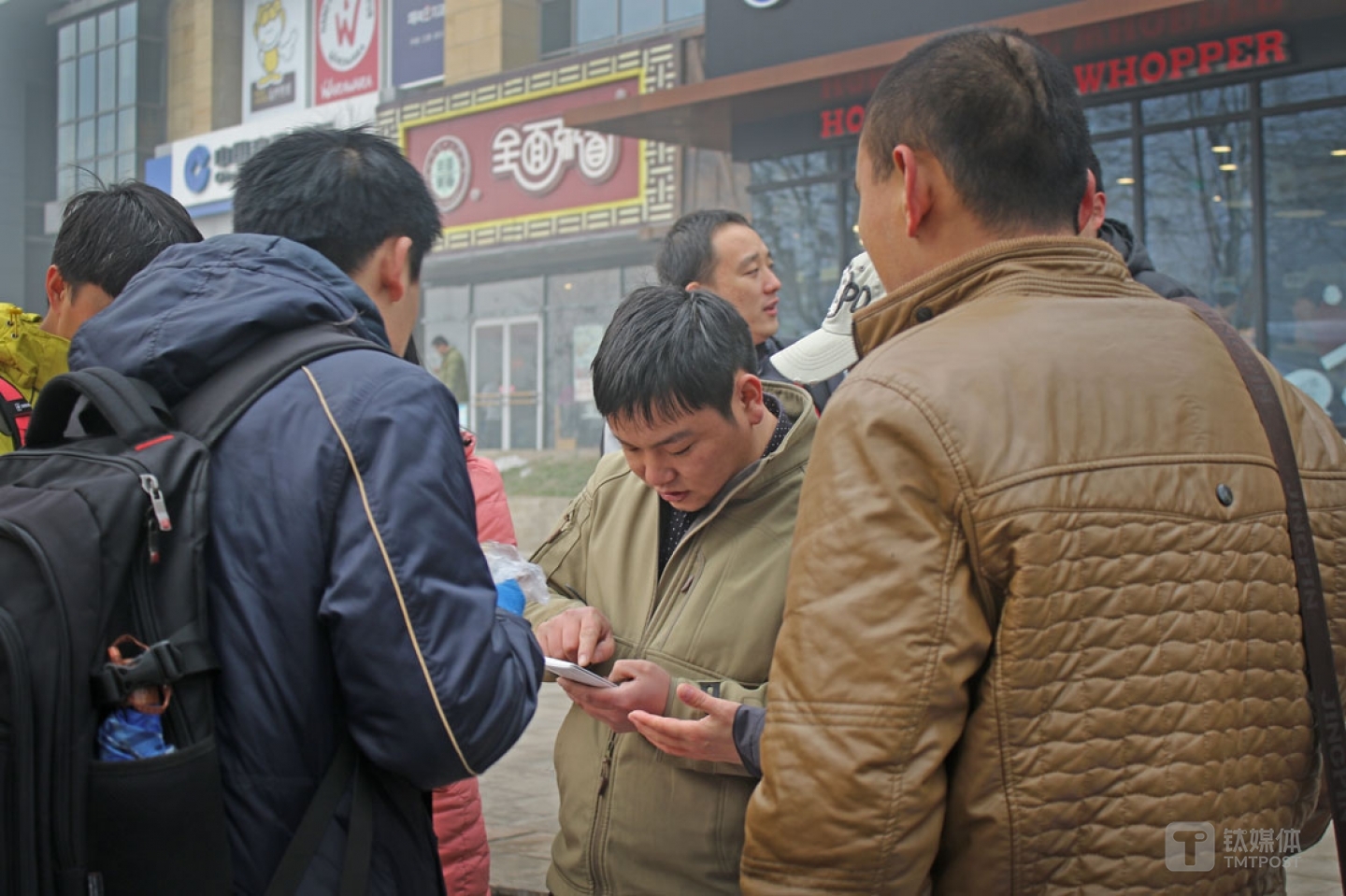 望京SOHO對(duì)面的掃碼一條街，在夏天曾經(jīng)十分熱鬧，最多的時(shí)候，一個(gè)地推一個(gè)月可以掙1到2萬塊，后來市場(chǎng)慢慢演變，地推的渠道基本被有關(guān)系的人壟斷了，有人專門關(guān)注應(yīng)用市場(chǎng)，遇到新的APP上線，第一時(shí)間就去公關(guān)，去接觸。有時(shí)候碰到大的活，楊杰也會(huì)找朋友來做，他的辦法比較公平，有錢一起賺，沒錢大家也都不好過。