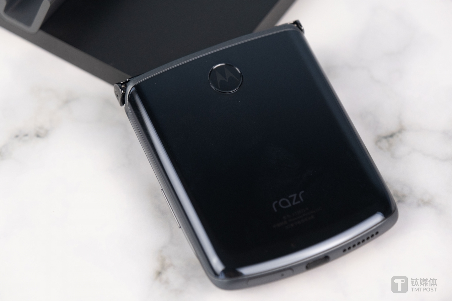 moto razr 5G背面指纹识别按键