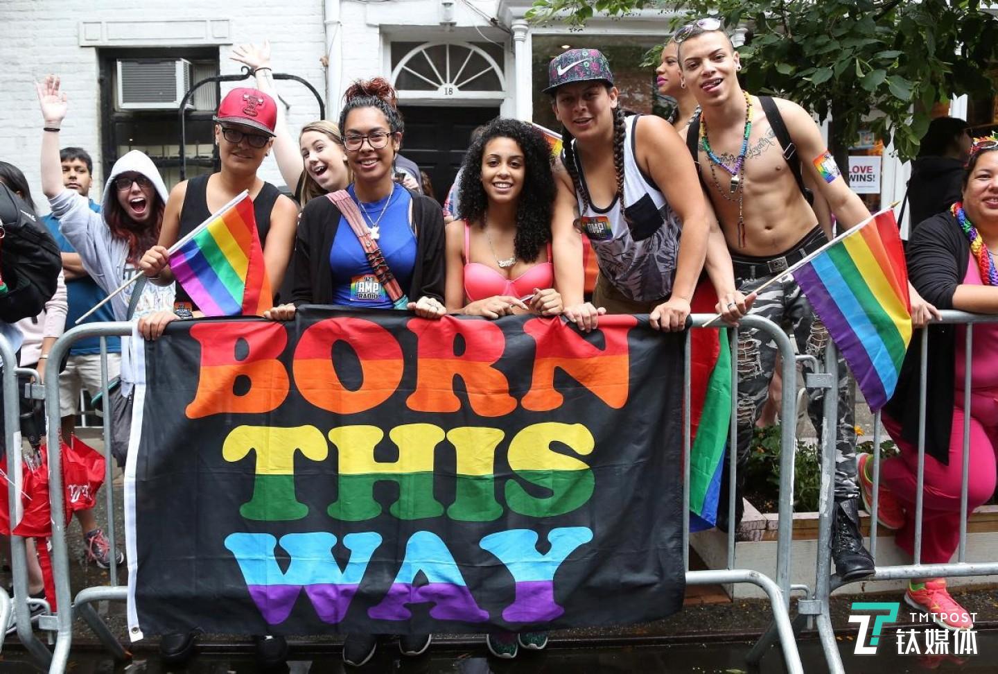 纽约同性恋游行参与者拉着&ldquo;生而如此&rdquo;的横幅。图片来源/http://assets.nydailynews.com