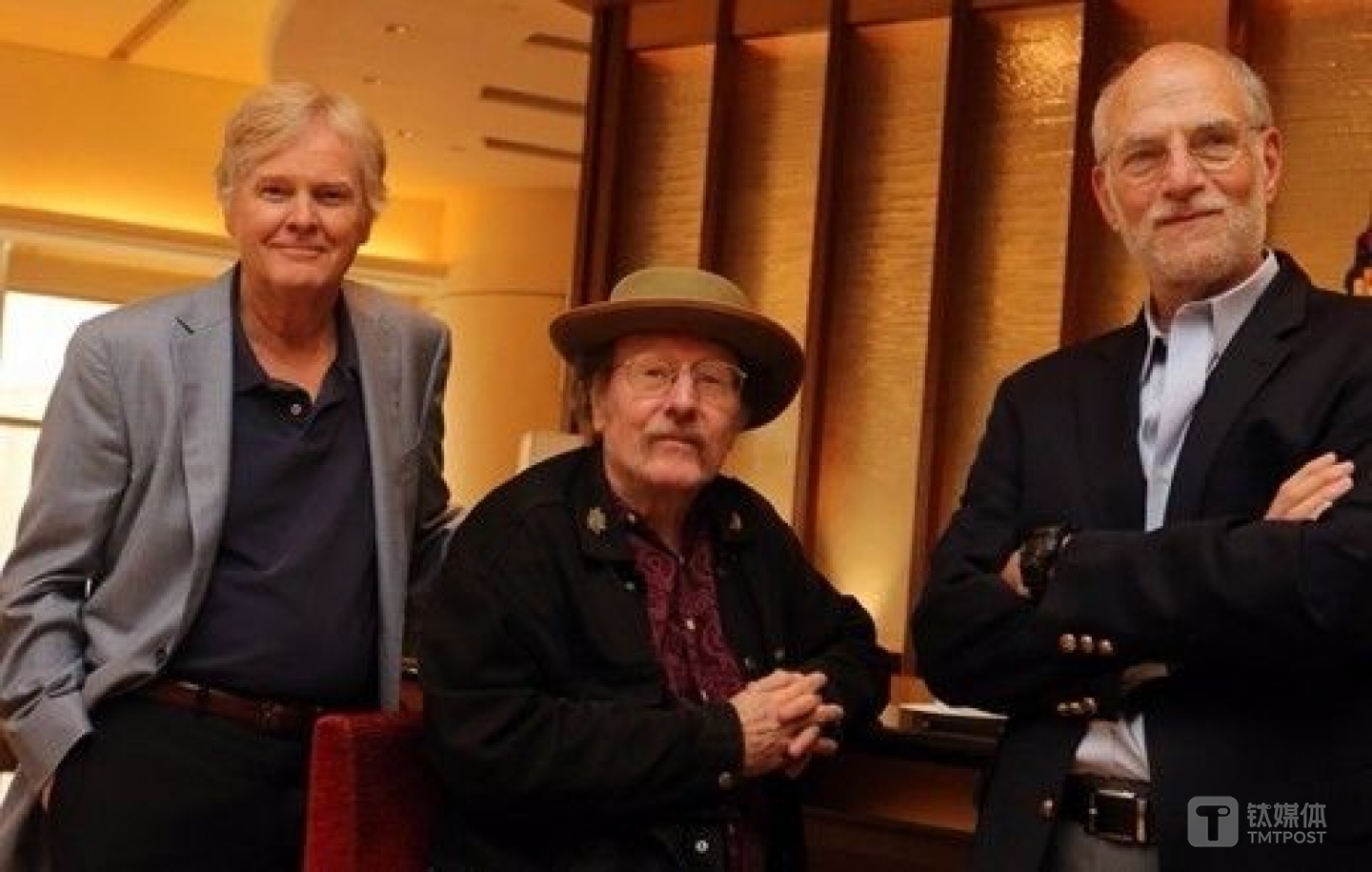 左起分别为，迈克尔&middot;杨（Michael W Young）、杰弗理&middot;霍尔（Jeffrey C Hall）、迈克尔&middot;罗斯巴希（Michael Rosbash），三人曾获得2013年第十届邵逸夫奖生命科学与医学奖。