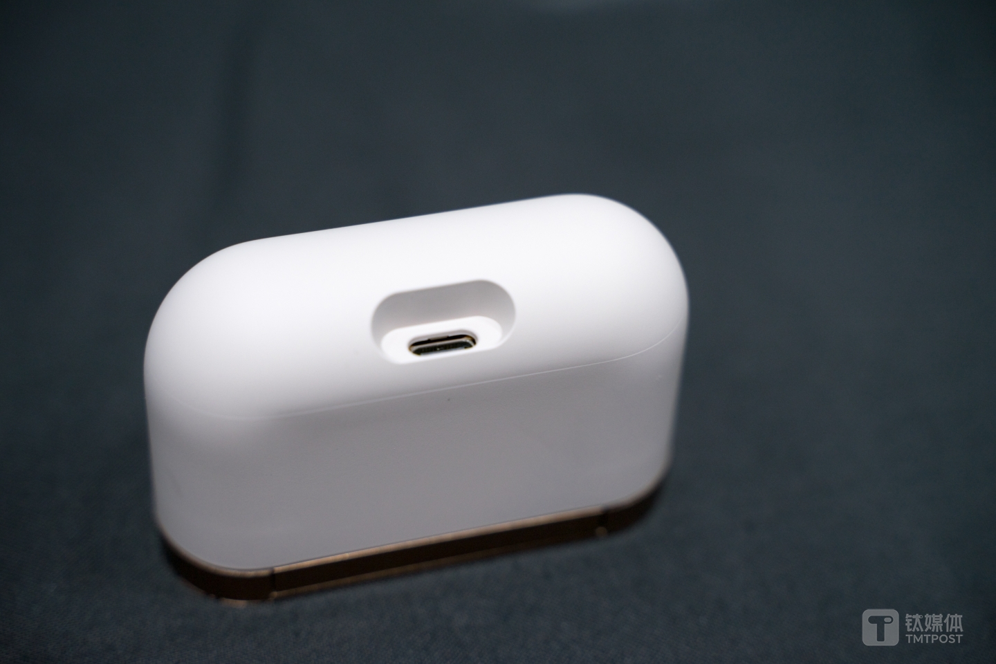 底部为充电接口