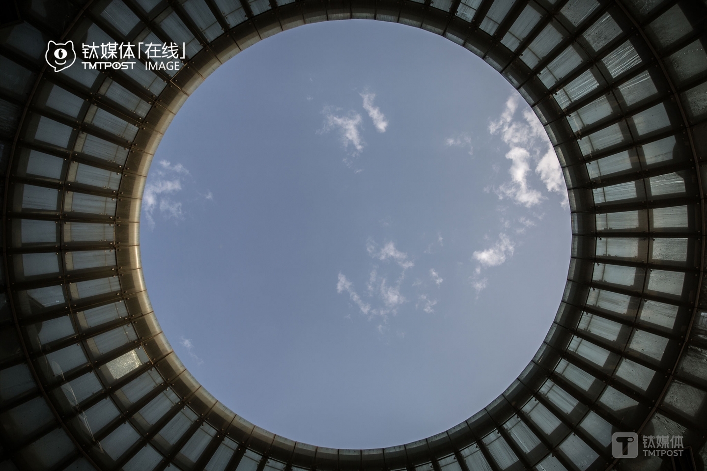 The symbolic building of the Cloud Valley Square resembles the widely-imagined appearance of an UFO.