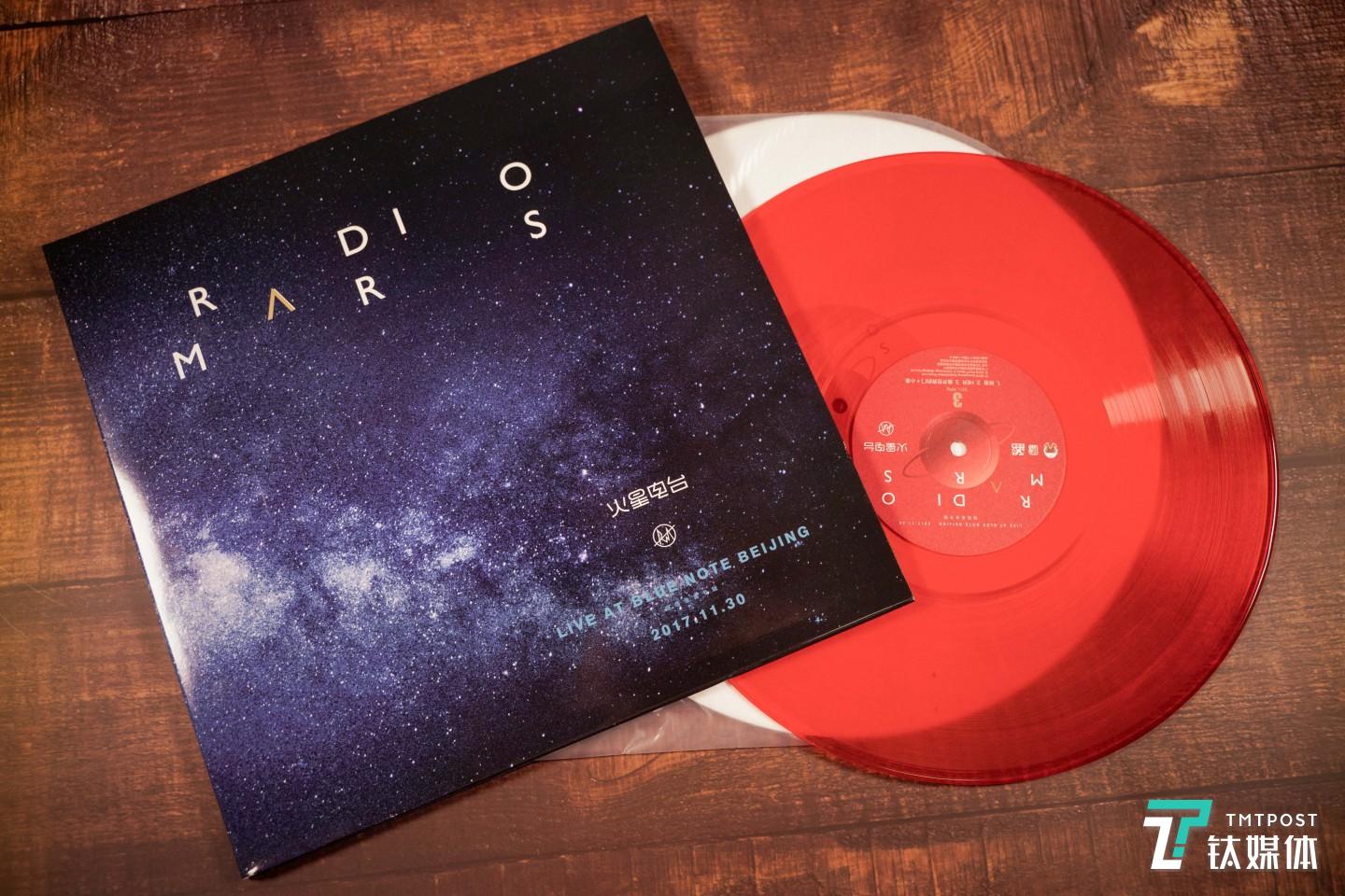 随机附赠了两张专辑