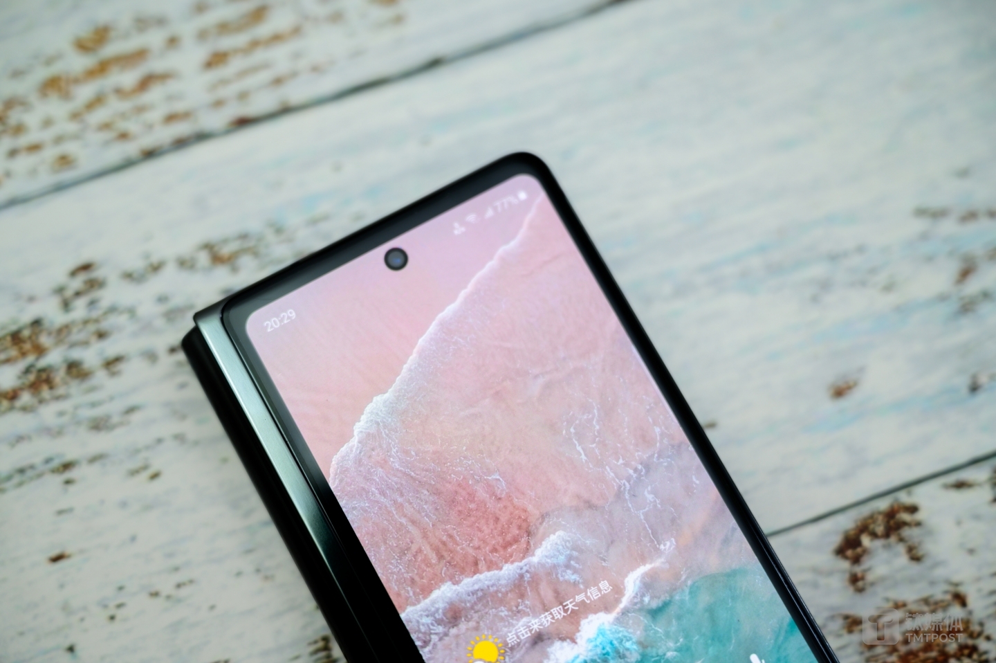 正面配备挖孔摄像头