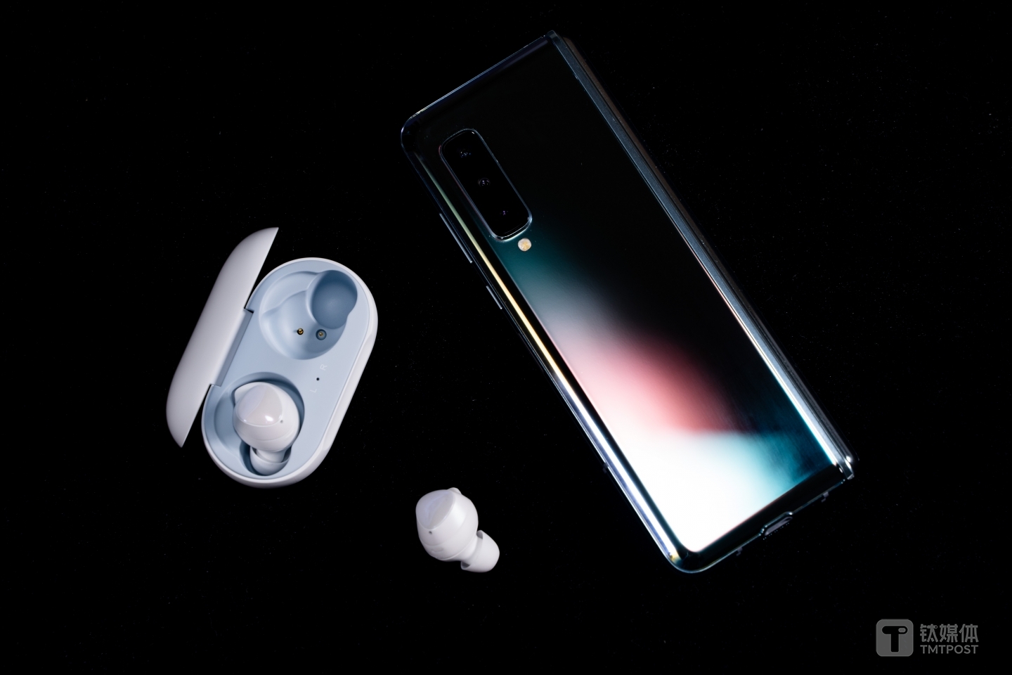 背面依旧配有三摄