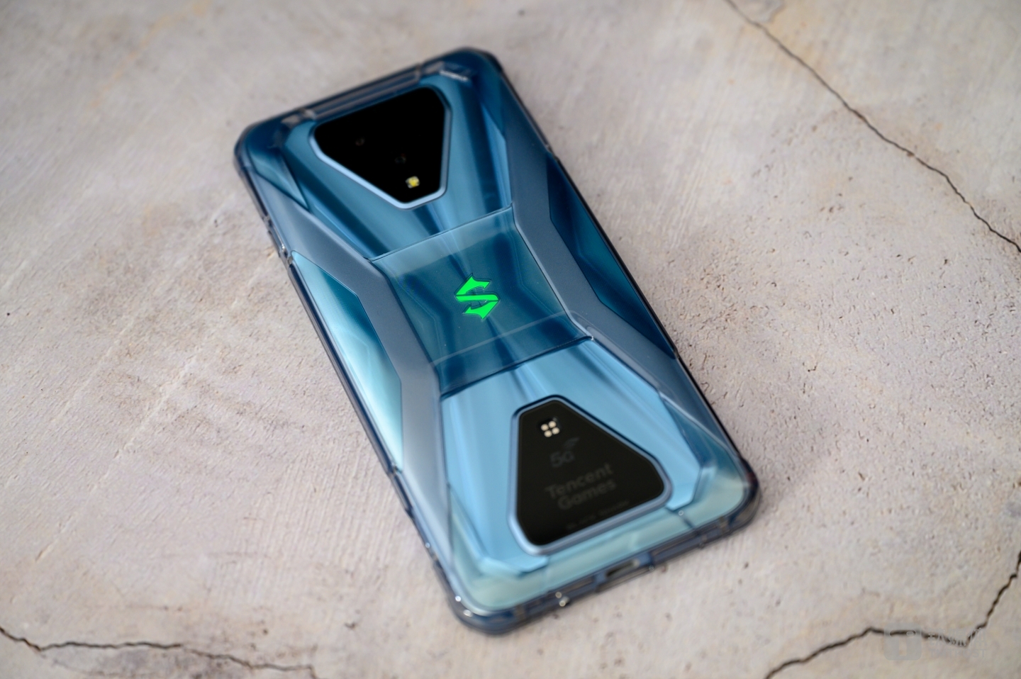 背部设计（戴上保护套）