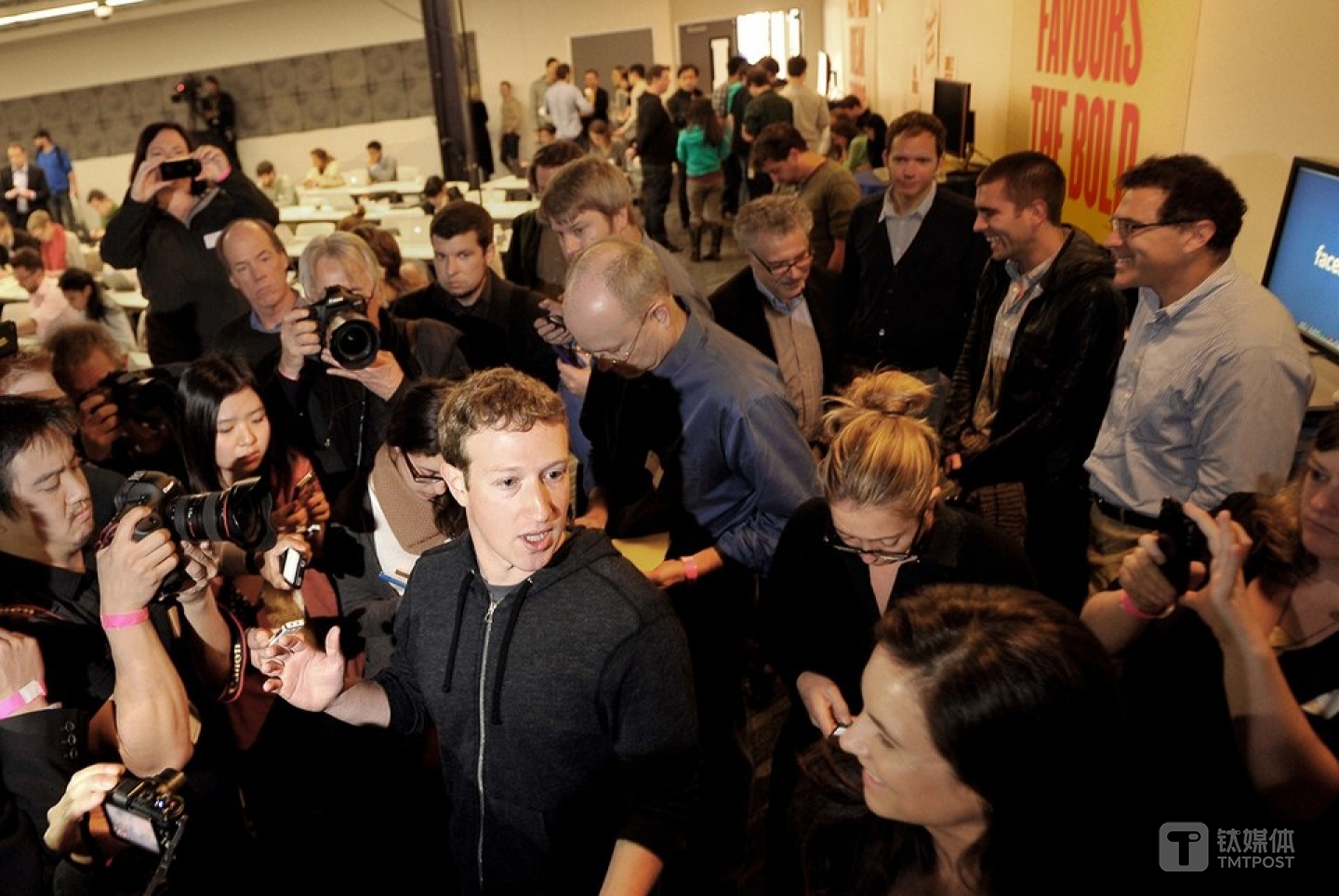 Facebook正陷入前所未有的内容危机风波之中 Photograph by Josh Edelson/AFP/Getty Images 来源：Vanity Fair