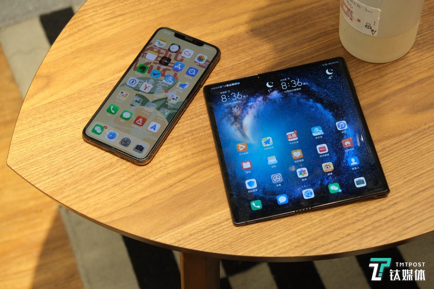 Mate X和iPhone XS Max大小比较