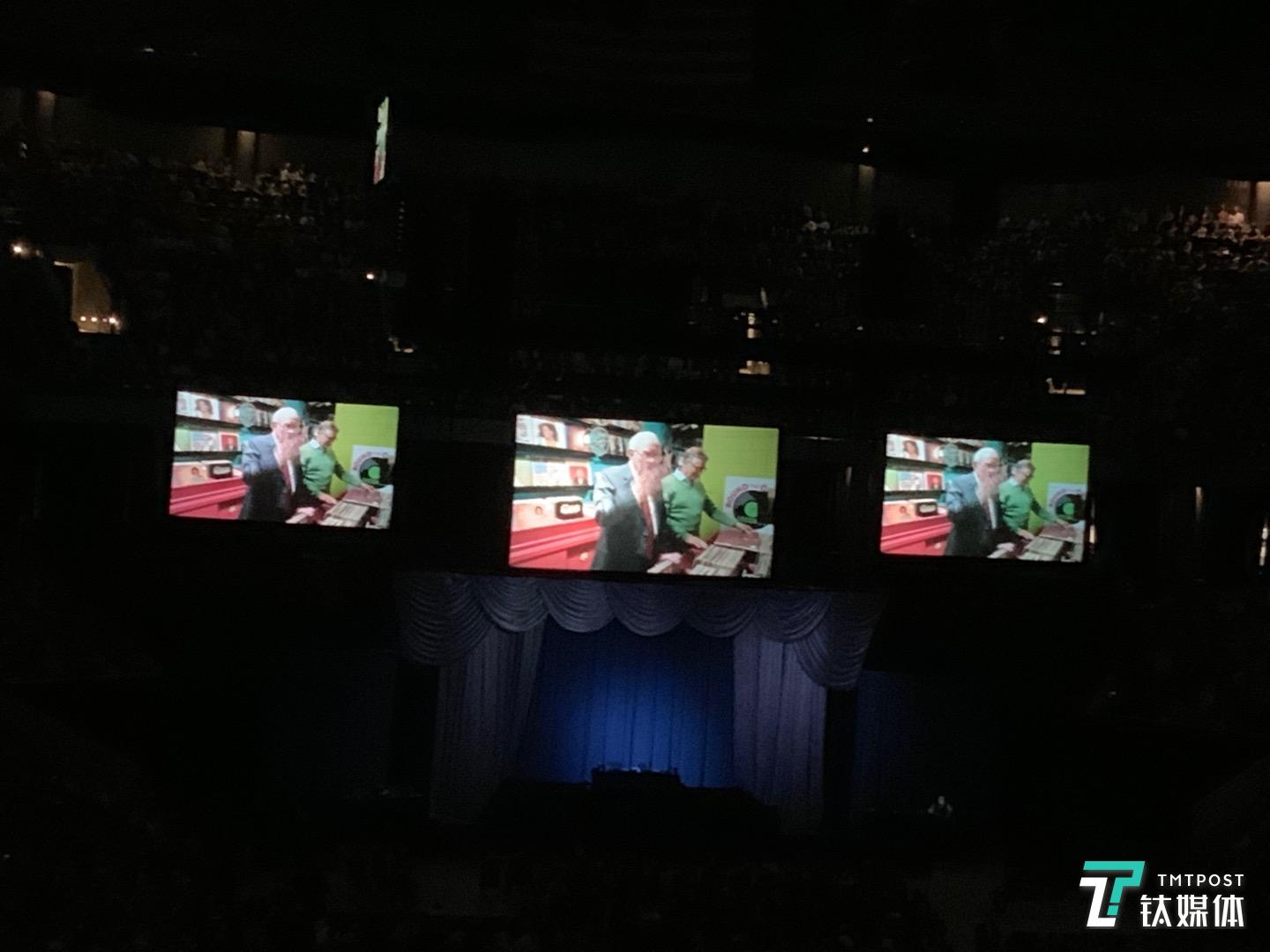 巴菲特向盖茨赠送唱片的暖场视频画面