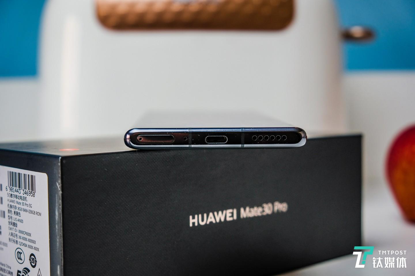 底部 USB-C 接口，支持桌面模式拓展显示器