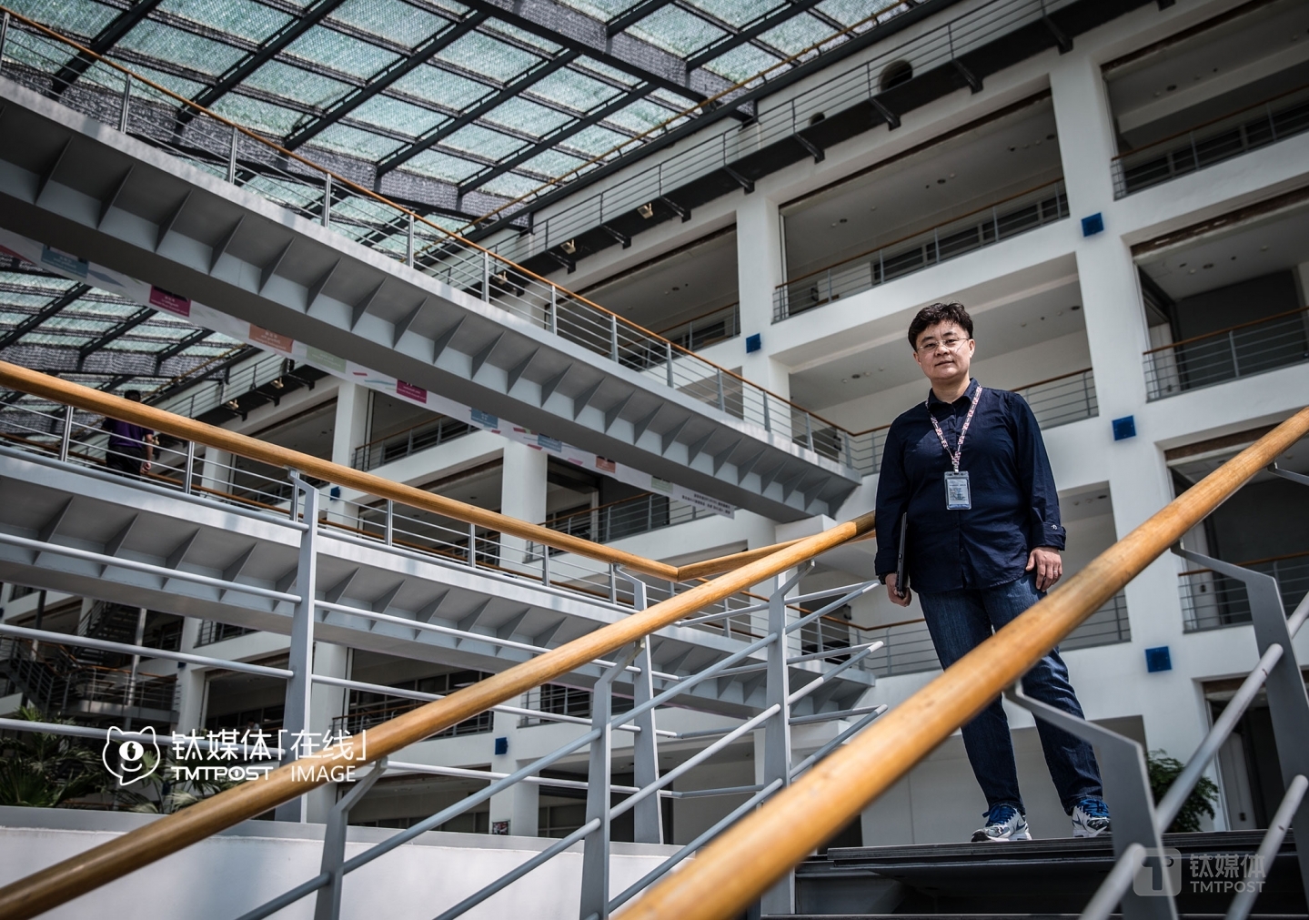 Since joining Lenovo in 2002, Liu Yin has been working at Shangdi area for 14 years. Baidu&rsquo;s ship-rail size building has become an indelible part of her life. &ldquo;I spent 14 years working here, and these 14 years is the most creative and exciting period of time for me,&rdquo; she said. She was very concentrated and rigorous when talking about her work, but very kind when talking about the golden retriever she adopted. After Lenovo for Enterprise was launched in Chengdu, she began to travel from Chengdu to Beijing frequently.