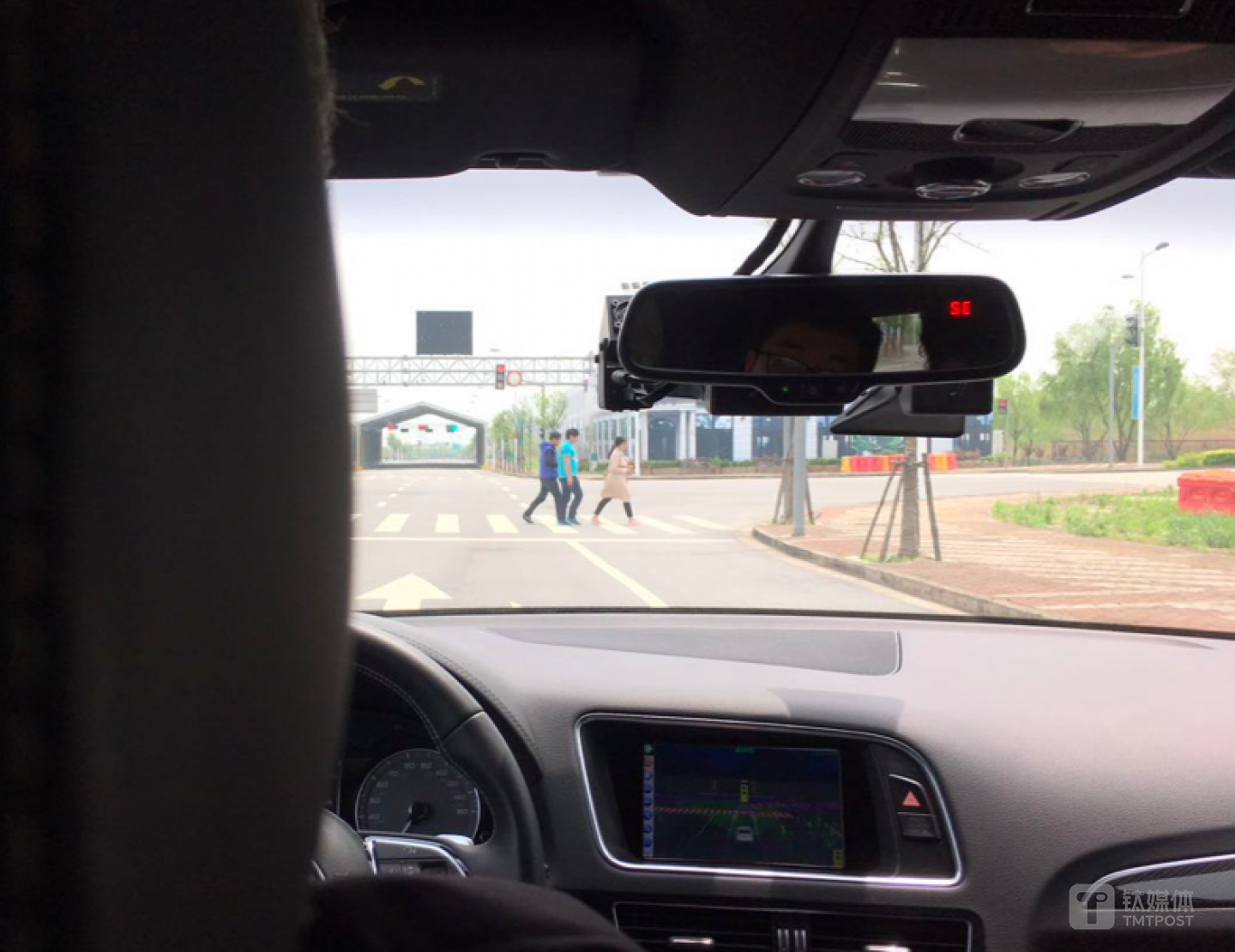 自动驾驶车辆前方的行人、信号灯和模拟隧道