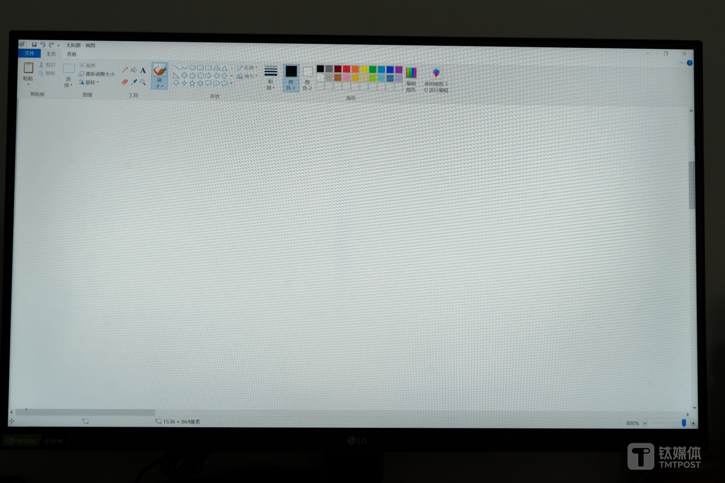 屏幕中心和两侧区域存在明显的亮度不均匀情况