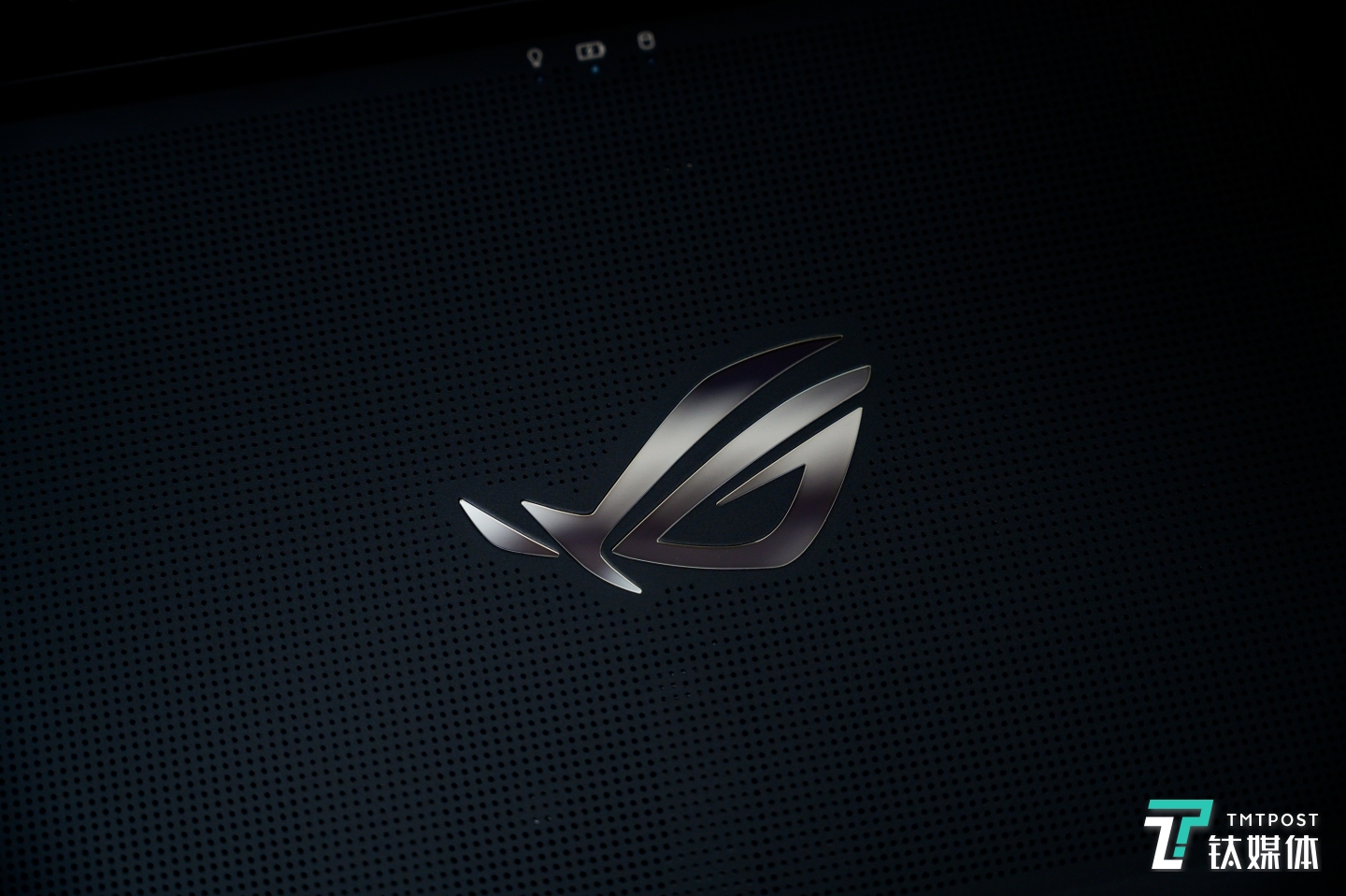 大面积散热孔以及可以发光的ROG标识