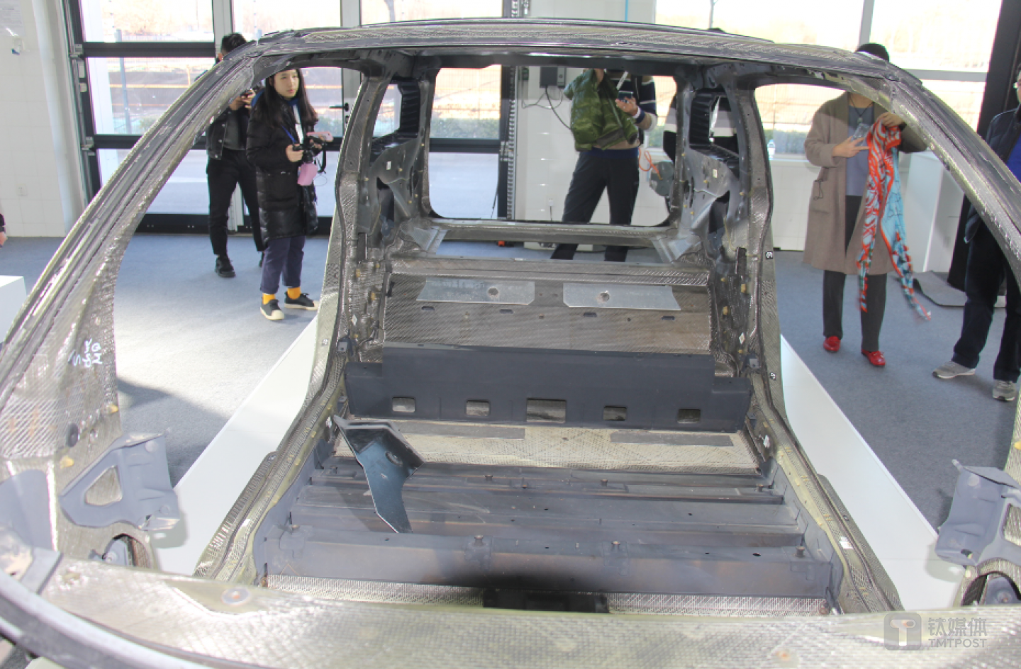 宝马7系的车架顶部、A柱等部位都使用了碳纤维复合材料