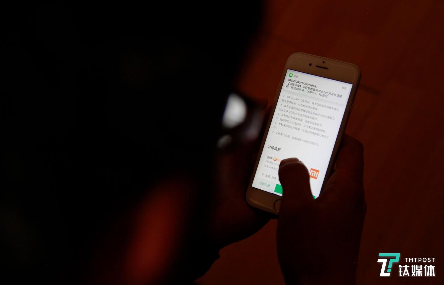 3月10日，北京，29岁因裁员失业待家的李可在投递简历。2019&ldquo;裁员潮&rdquo;持续蔓延，网易、蔚来、美团、斗鱼、去哪儿网、滴滴等各大公司不断爆出裁员消息。（图/钛媒体 孙林徽）