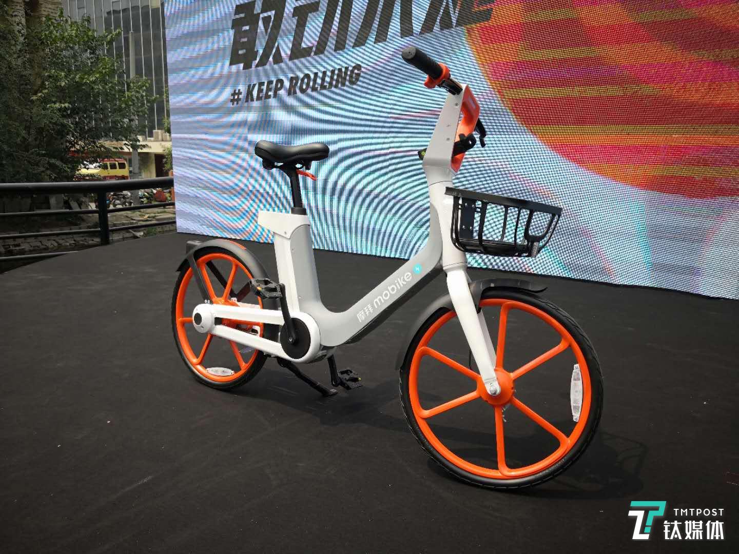 钛媒体编辑现场试骑摩拜助力车