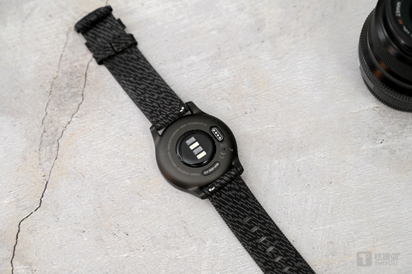 背面心率传感器与充电口