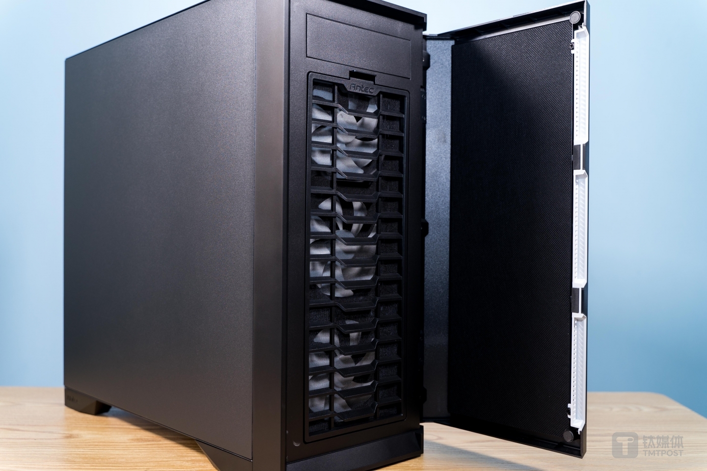 机箱自带12CM可调速风扇