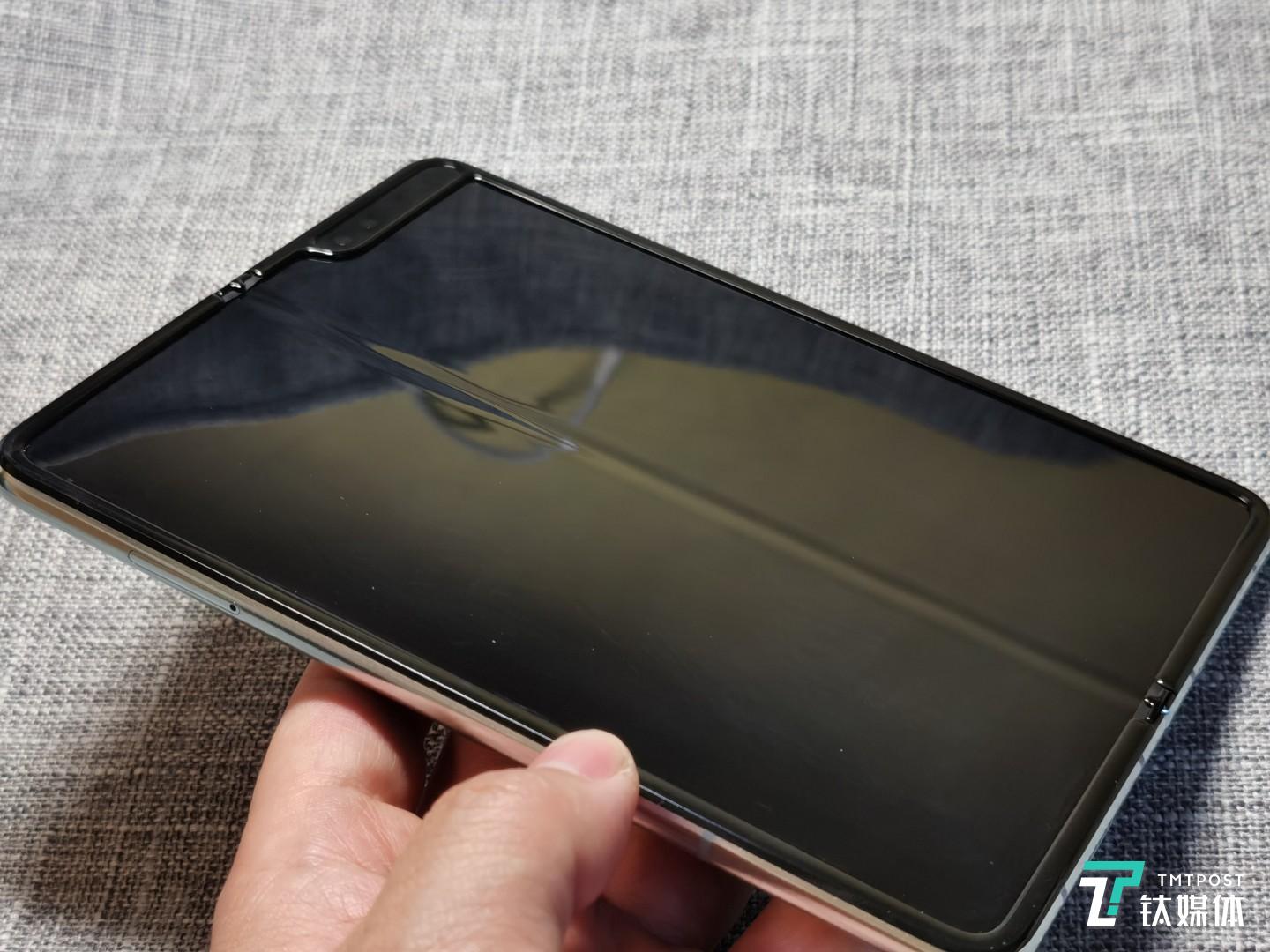 黑色屏幕下，从侧面可以看到较明显的折痕